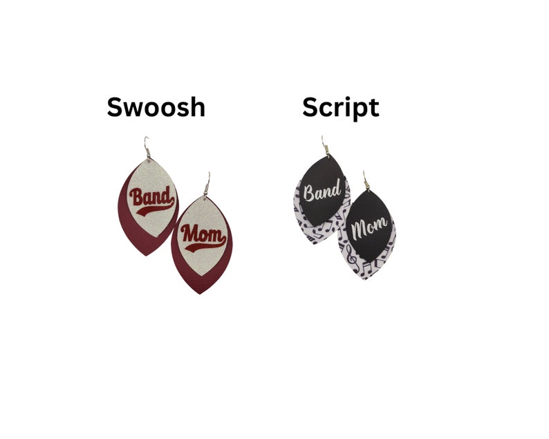 Op de afbeelding: Twee paar hangende oorbellen. Het eerste paar is bordeauxrood met witte en gouden letters die "Band" en "Mom" zeggen in een schrijfletter. Het tweede paar is zwart met witte en zilveren letters die "Band" en "Mom" zeggen in een schrijfletter. De oorbellen zijn op een witte achtergrond.