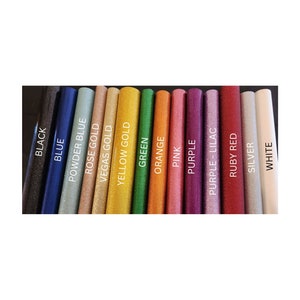 Op de afbeelding: Een selectie van 14 glitterkleuren, waaronder zwart, blauw, poederblauw, roosgoud, Vegas goud, geel goud, groen, oranje, roze, paars, paars-lila, robijnrood, zilver en wit.