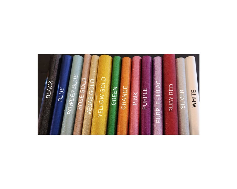 Op de afbeelding: Een selectie van 14 glitterkleuren, waaronder zwart, blauw, poederblauw, roosgoud, Vegas goud, geel goud, groen, oranje, roze, paars, paars-lila, robijnrood, zilver en wit.