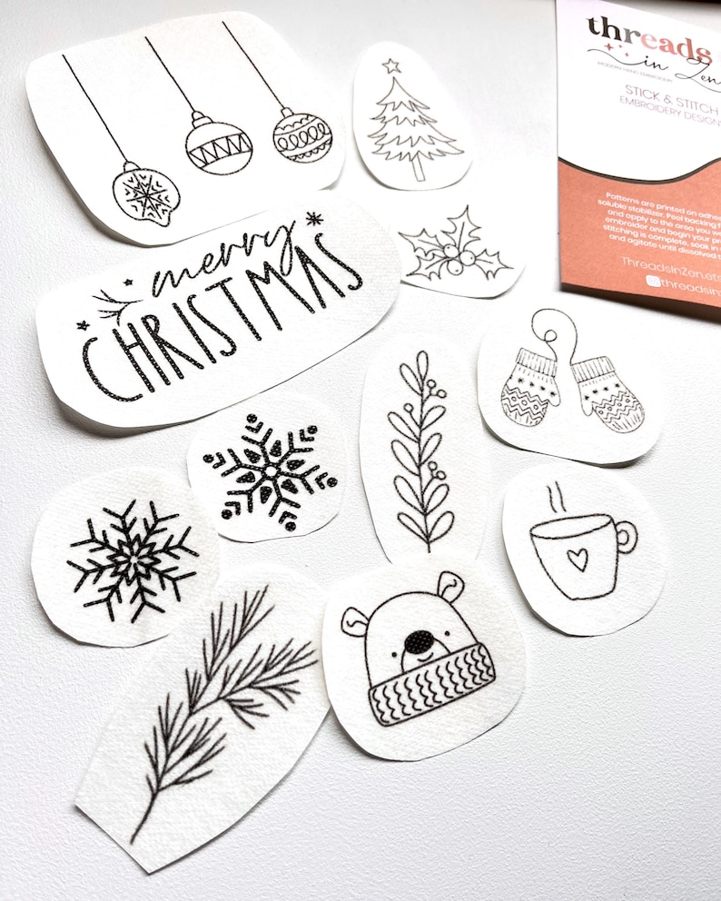 Puede incluir: Una colecci&oacute;n de dise&ntilde;os de bordado blancos troquelados con arte lineal negro. Los dise&ntilde;os incluyen adornos navide&ntilde;os, un &aacute;rbol de Navidad, copos de nieve, un oso con bufanda y el texto "merry CHRISTMAS".