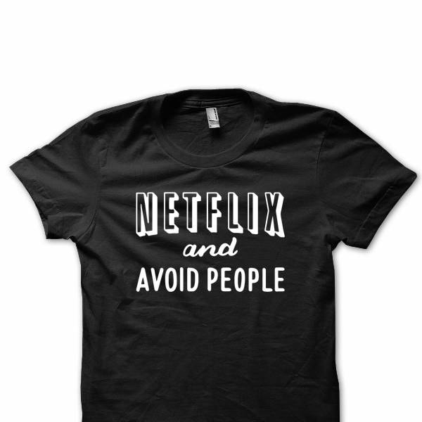 Netflix et évitez les gens, Netflix Tee, T-shirt de film, Netflix et Chill, Cadeau amusant, Chemise de nuit de rendez-vous, Cadeaux de Noël