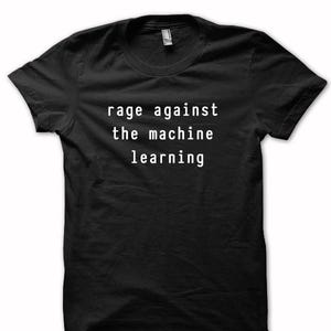 Op de afbeelding: Zwart T-shirt met witte tekst die "rage against the machine learning" luidt.