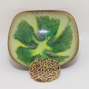 Svelando la maestosità nordica e norvegese, la spilla pendente in bronzo vintage di Astri Holthe degli anni &#39;70, un tributo celtico allo splendore serpentino vichingo