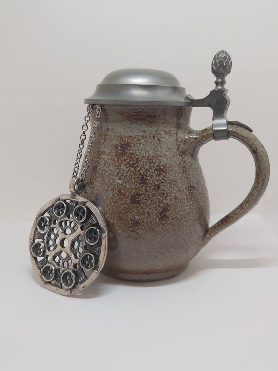 Helge Rasmussen's machine-inspired pewter pendant, Norway, Norwegian, steampunk, retrofuturistic technology, industrialism View 2