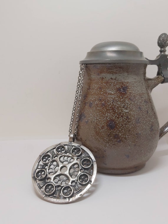 Helge Rasmussen's machine-inspired pewter pendant, Norway, Norwegian, steampunk, retrofuturistic technology, industrialism View 6