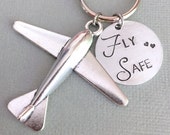 Vlieg veilige sleutelhanger, vliegtuig charme, piloot cadeau, geluk charme, reiziger sleutelhanger, lange afstand sleutelhanger, afscheid cadeau, man sleutelhanger