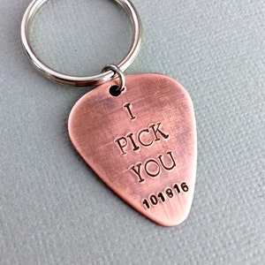 Doppelseitiger Gitarren-Pick-Schlüsselanhänger, I Pick You, personalisierte Gitarrenauswahl, Bräutigam Geschenk, Hochzeitsgeschenk für Ihn, Männer Geschenk