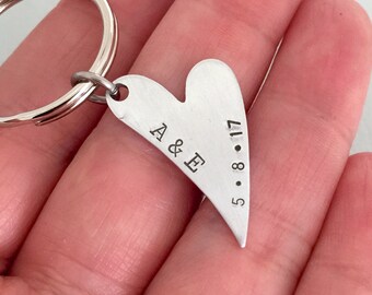 Kleiner Jahrestag Schlüsselanhänger, Geschenk für Sie, Geschenk für Ihn, Freund Schlüsselanhänger, Ehemann Geschenk, Geburtstagsgeschenk, Herz Schlüsselbund, Datum Schlüsselbund