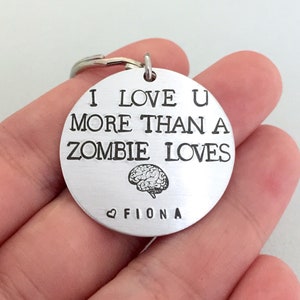 Personalisierte Zombie Schlüsselanhänger, Gehirn Schlüsselanhänger, Freund Geschenk, Geschenk für Männer, Halloween Geschenk, Zombie Partner Geschenk, Geeky Geschenk