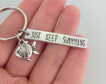 両面「Just Keep Swimming」キーチェーン、モチベーションを高める名言、インスピレーションを与える名言、ディズニー風、水泳選手へのギフト、がんサバイバーへのギフト