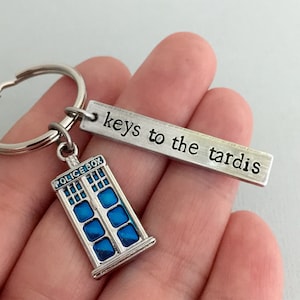 Personalisierte Schlüssel für die Tardis Schlüsselanhänger, Doctor Who Schlüsselanhänger, Polizei Box, Tardis Charme, Geschenk für den besten Freund, personalisierte Schlüsselanhänger, AnesandEve