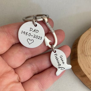 Personalisierte Angeln Gedenk Schlüsselanhänger, Verlust des Vater Geschenk, Geschenk für Männer, Angeln Buddy, Geschenk für sie, Fischer Geschenk, Angeln gegangen