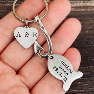 Handgestempelter Angelhaken-Schlüsselanhänger, Jubiläumsgeschenk, Geschenk für Ihn, Schlüsselanhänger für Ehemann, Freundgeschenk, Geschenk für Sie, personalisierter Haken