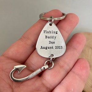 Personalisierter Angelfreund Schlüsselanhänger, Baby Ankündigung Geschenk für Ihn, Opa Geschenk, Ehemann Geschenk, Freund Geschenk, Vatertag, Haken Schlüsselanhänger