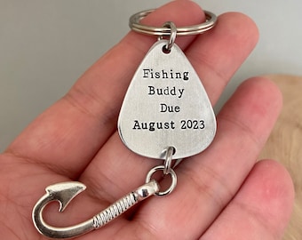 Personalisierter Angelfreund Schlüsselanhänger, Baby Ankündigung Geschenk für Ihn, Opa Geschenk, Ehemann Geschenk, Freund Geschenk, Vatertag, Haken Schlüsselanhänger