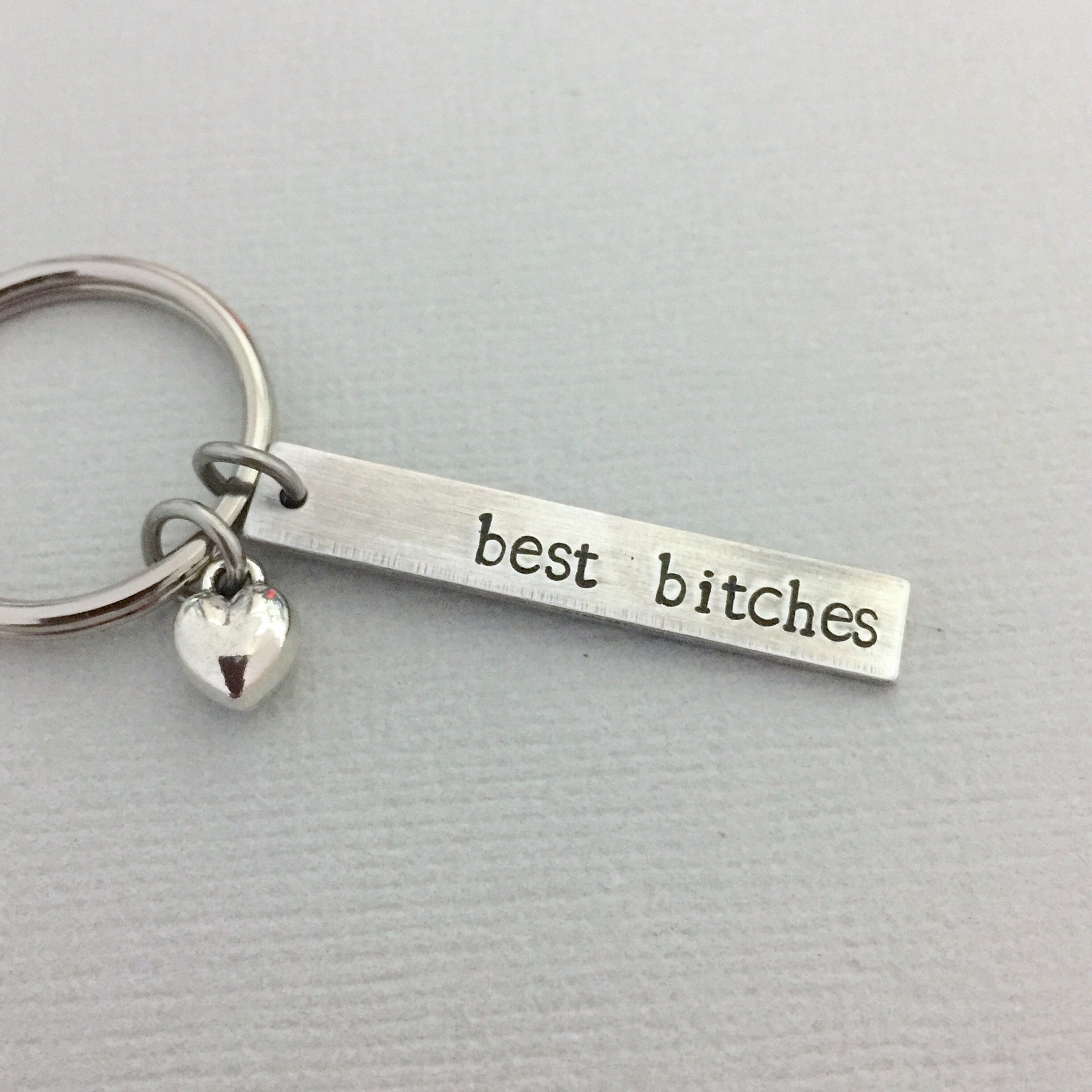 Set portachiavi Best Bitches, ciondoli con iniziali personalizzate, regalo per sorelle - Italia