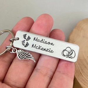 Llavero conmemorativo de bebé de doble cara, llavero de momia de ángeles, regalo de pérdida de gemelos, pies de bebé, ángel de la guarda, regalo de pérdida de bebé nacido muerto