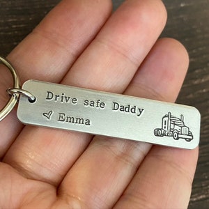 Llavero personalizado para conductor de camión, conducir seguro papá, regalo del día del padre, regalo para papá, conductor de camión, novia camionera, esposa camionera