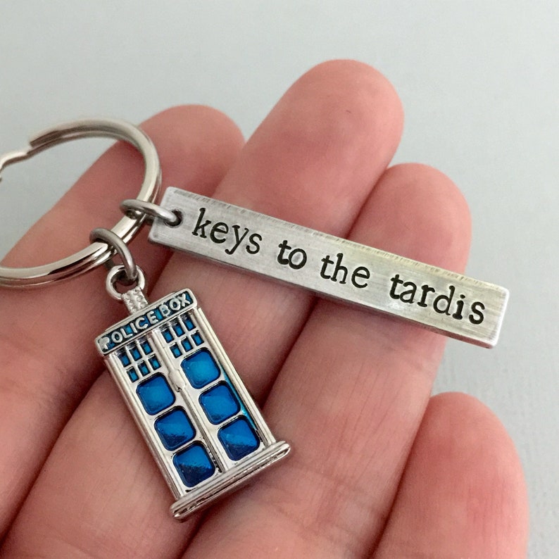 以下が含まれることがあります： 青いTARDISのチャームと「keys to the tardis」と書かれた銀色のタグが付いた銀色のキーホルダーです。