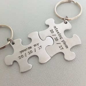 以下が含まれることがあります： 「you're my missing piece 20/10/17」と「missing piece 20/10/17」が刻まれた、銀色のパズルピース型のキーホルダー2個。