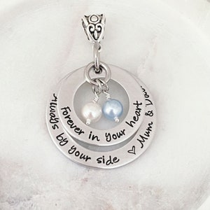 Personalisierter Blumenstrauß Charme von Mama, immer an deiner Seite, etwas Blaues, etwas Altes, Speicher Charme, Geschenk für Braut, Braut Andenken Geschenk