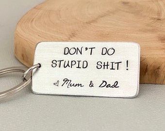 Personalisierter Don't Do Stupid Schlüsselanhänger, Geburtstagsgeschenk, Sweet 16, Geschenk für Kinder von Mama, Drive Safe, Lustiger Schlüsselring, Neues Fahrer Geschenk, College