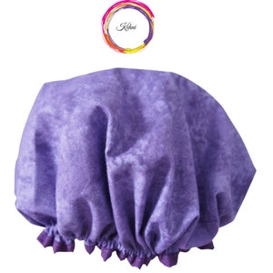 Puede incluir:  gorro de ducha morado con cierre de cordón. El gorro tiene un patrón de mármol.