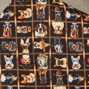 Puede incluir: Una tela negra con un patrón repetido de perros que llevan diferentes sombreros y accesorios. Los perros están en un patrón de cuadrícula con cadenas doradas y correas marrones.