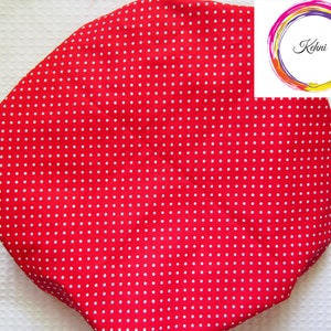 Puede incluir: Un artículo de tela roja con un estampado de lunares blancos. El artículo es de color rojo liso con puntos blancos espaciados uniformemente. El artículo está sobre un fondo blanco. Un logotipo colorido está en la esquina superior derecha.