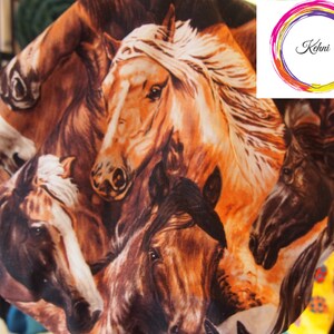 Puede incluir: Una tela con un patrón repetido de caras de caballos en tonos marrones y beige. Las crines y las caras de los caballos están detalladas, creando un efecto realista. La tela tiene una paleta de colores cálidos y terrosos.