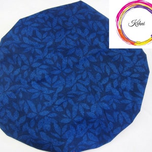 Puede incluir: Un gorro de ducha de tela azul con un patrón de hojas.
