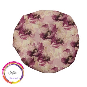 Puede incluir: Un gorro de ducha con estampado floral rosa y marrón sobre fondo blanco. El gorro está hecho de un tejido suave y resistente al agua. El texto "Kohni" y "Déjà 25 ans!!" está impreso en el gorro.