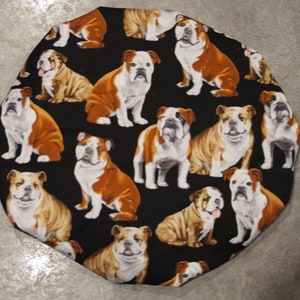 Puede incluir: Un gorro de ducha de tela negro con un patrón repetido de bulldogs marrones y blancos.