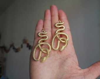 Ohrringe Ohrhänger earrings Geschenkidee brass messing gold Hippie witchy vibes ear hangers magical snake snakes cobra Kobra witch jewelry