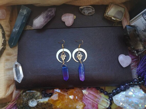 Ohrringe Ohrhänger earrings brass messing gold Hippie witchy magical angel aura quarz quartz crystal Mond moon hamsa hand der fatima violet