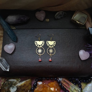 Ohrringe Ohrhänger earrings Geschenk brass messing gold Hippie birthday witchy wicca Tribal magical moon phase Sonne red crystal universe