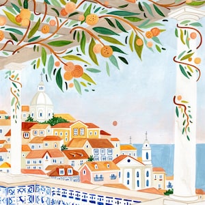 Op de afbeelding: Een aquarel van een stadsgezicht met een wit gebouw in het midden, omringd door andere gebouwen. De sc&egrave;ne wordt omlijst door een groene, bladerrijke wijnstok met oranje vruchten. De lucht is lichtblauw.