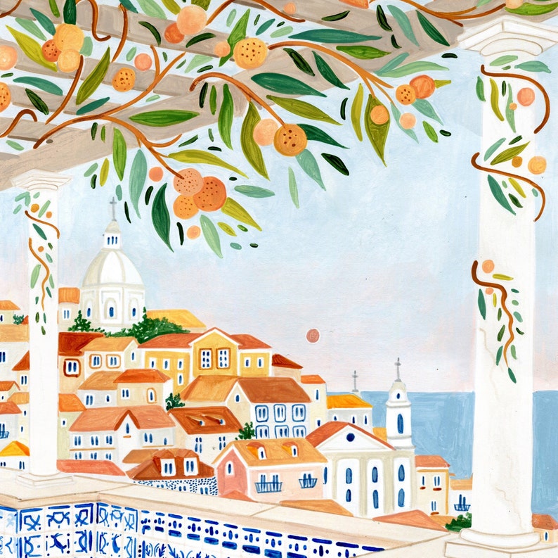 Op de afbeelding: Een aquarel van een stadsgezicht met een wit gebouw in het midden, omringd door andere gebouwen. De sc&egrave;ne wordt omlijst door een groene, bladerrijke wijnstok met oranje vruchten. De lucht is lichtblauw.