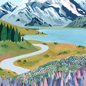 Puede incluir: Una pintura de una cordillera con picos cubiertos de nieve, un camino sinuoso que lleva a un lago y un campo de flores moradas y rosadas en primer plano.