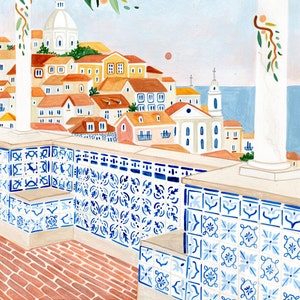 Op de afbeelding: Een kleurrijke illustratie van een stadsbeeld met een wit betegeld terras op de voorgrond. De stad is geschilderd in een grillige stijl met witte gebouwen en blauwe accenten. Het terras is versierd met blauwe en witte gepatroneerde tegels.