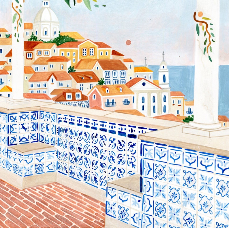 Op de afbeelding: Een kleurrijke illustratie van een stadsbeeld met een wit betegeld terras op de voorgrond. De stad is geschilderd in een grillige stijl met witte gebouwen en blauwe accenten. Het terras is versierd met blauwe en witte gepatroneerde tegels.