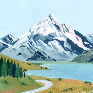 Puede incluir: Una pintura de una cordillera nevada con un lago en primer plano. Las cumbres de las monta&ntilde;as est&aacute;n pintadas en tonos de azul y blanco, con toques de rosa. El lago es de un azul brillante, y el primer plano es una zona herbosa con un camino sinuoso.