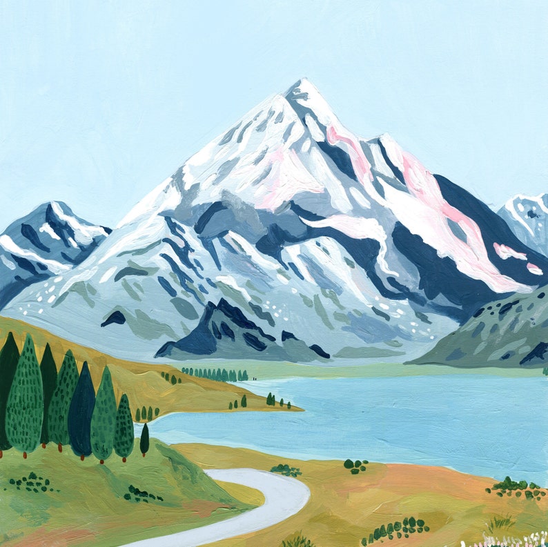 Puede incluir: Una pintura de una cordillera nevada con un lago en primer plano. Las cumbres de las monta&ntilde;as est&aacute;n pintadas en tonos de azul y blanco, con toques de rosa. El lago es de un azul brillante, y el primer plano es una zona herbosa con un camino sinuoso.