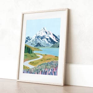Puede incluir: Una ilustraci&oacute;n enmarcada de una cordillera con un lago y un camino sinuoso que conduce a un campo de flores moradas.