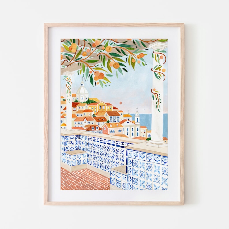 Op de afbeelding: Een aquarel schilderij van een stadsgezicht met uitzicht vanaf een balkon. Het balkon heeft blauwe en witte betegelde muren en een rode bakstenen vloer. Het stadsgezicht bestaat uit gele en oranje gebouwen met een witte kerk op de achtergrond. Er zijn groene bomen met oranje vruchten die aan de takken hangen.