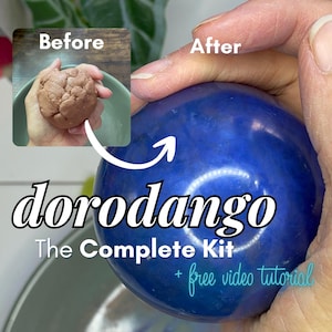 K&ouml;nnte beinhalten: Ein Vorher-Nachher-Bild zeigt eine Transformation. Ein Ball aus braunem Ton wird in eine glatte, gl&auml;nzende blaue Kugel umgeformt. Der Text "dorodango The Complete Kit + free video tutorial" wird angezeigt.