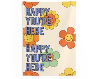 Tapiz de maestro, tapiz bohemio para aula, tapiz bohemio, tapiz con la bandera de la clase "Feliz estás aquí", tapiz de afirmación, decoración de escuela secundaria