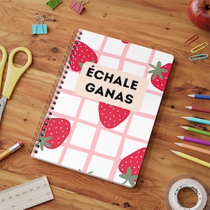 Caderno de notas com pautas pautadas e morangos, Echale Ganas Latina Proud Journal, material escolar fofo para empoderamento latino, presente para professor bilíngue