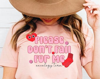 Calcetines antideslizantes, camiseta de enfermera oncológica, enfermera oncológica, ropa de enfermera pediátrica, regalo de San Valentín para enfermera oncóloga, enfermera registrada, por favor, no me caigas, calcetín de hospital, un ser querido