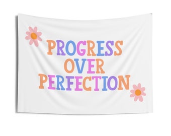 Tapiz de progreso sobre perfección, citas para el aula, carteles de mentalidad de crecimiento, decoración de aulas bohemia, decoración de dormitorios, tapiz para maestros, carteles inclusivos